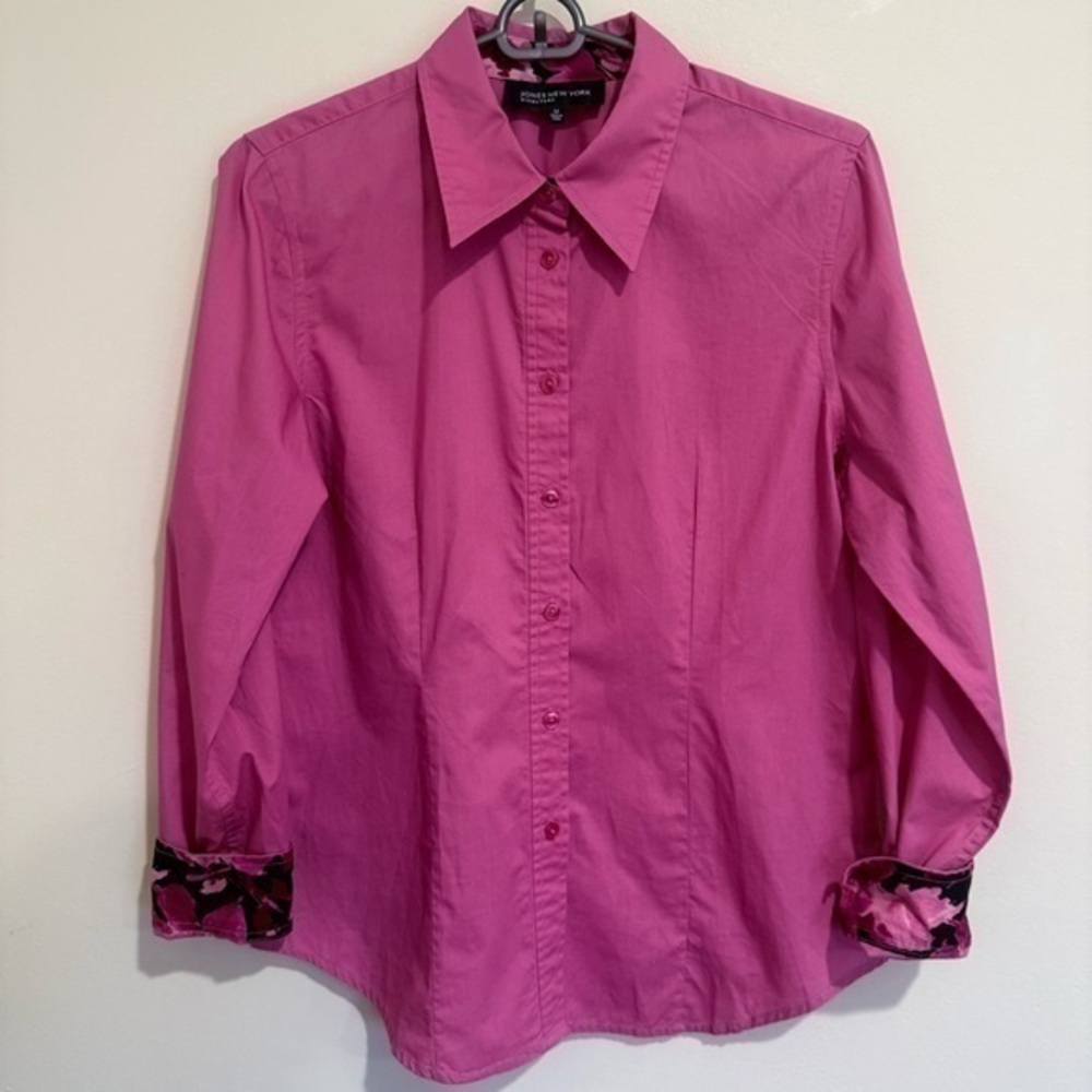 Jones New York Signature Pink Button-Up Shirt with Floral Accents size Medium